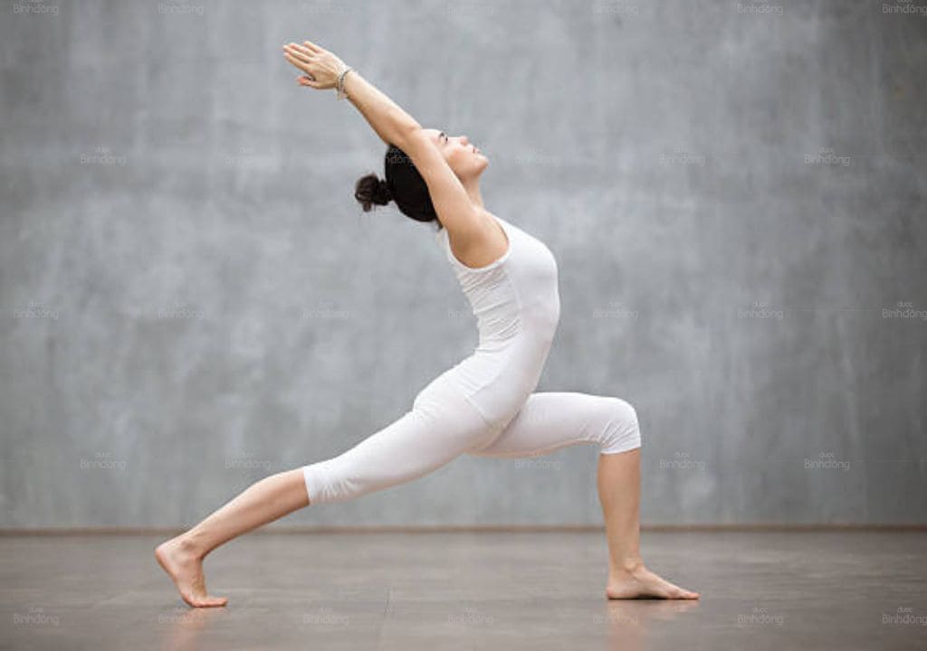 Hình ảnh cô gái chăm tập thể thao với bộ môn yoga giúp ngủ tốt hơn