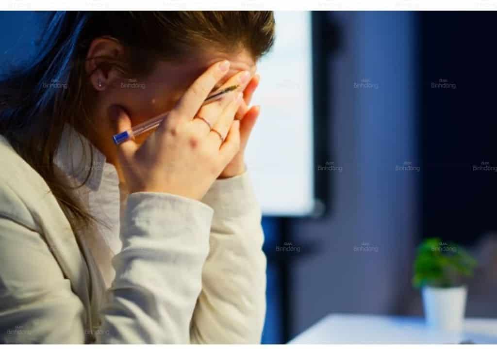 Người phụ nữ đang bị đau đầu