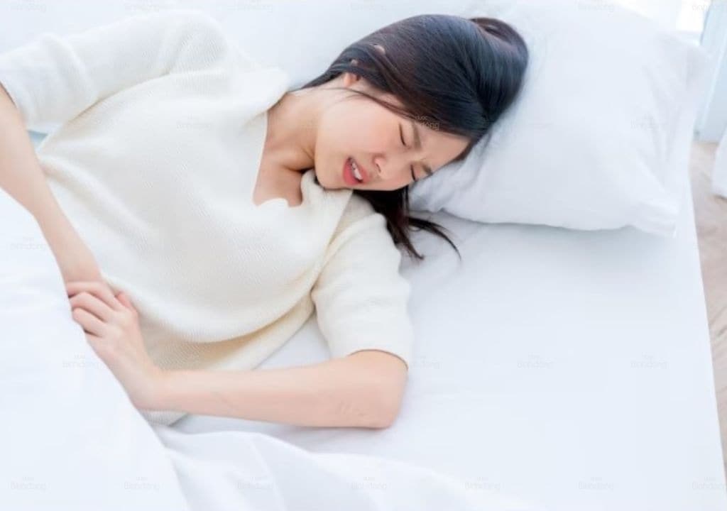 Hình ảnh người phụ nữ đang bị đau bụng