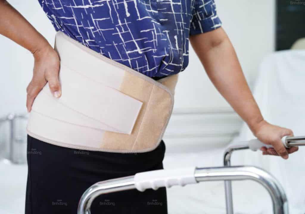 Hình ảnh người đàn ông đang bị đau bụng