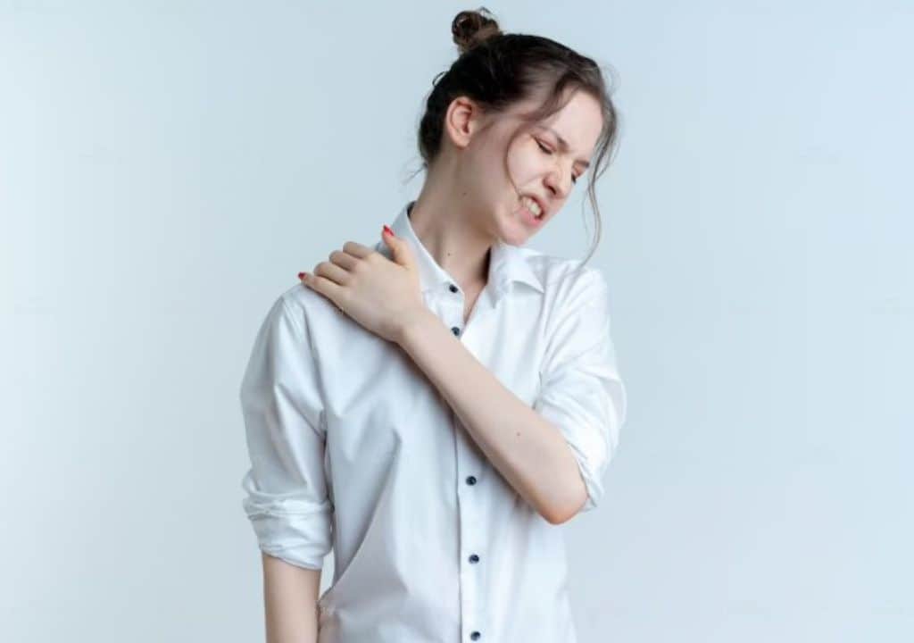 Hình ảnh người phụ nữ bị đau nhức khớp vai
