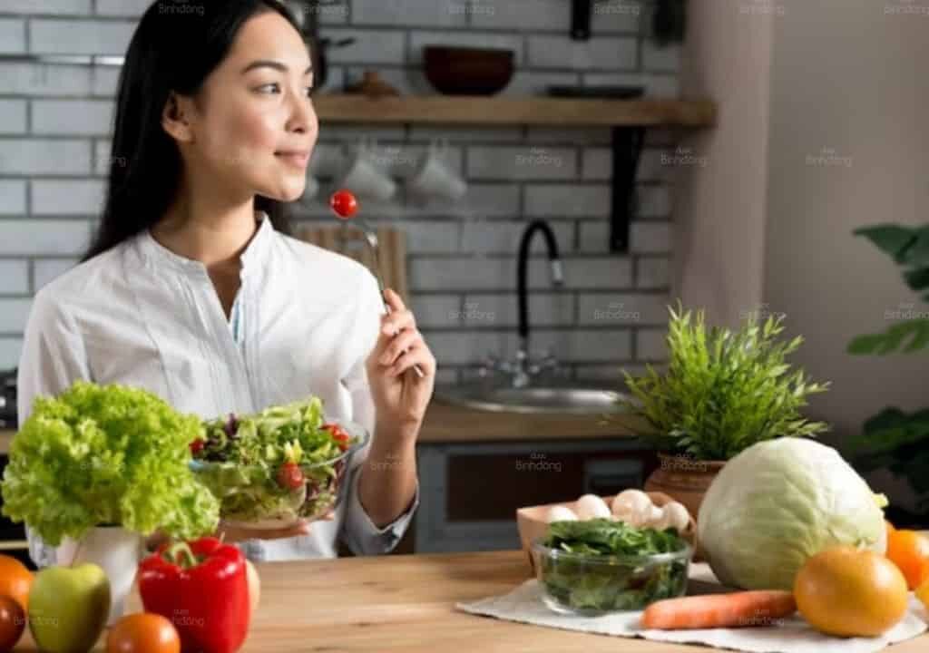 Người phụ nữ cảm thấy tinh thần thoải mái khi ăn uống lành mạnh vượt qua chứng chán ăn mệt mỏi