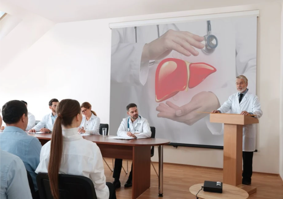 Bác sĩ đang giảng về vai trò của gan dựa trên mô hình