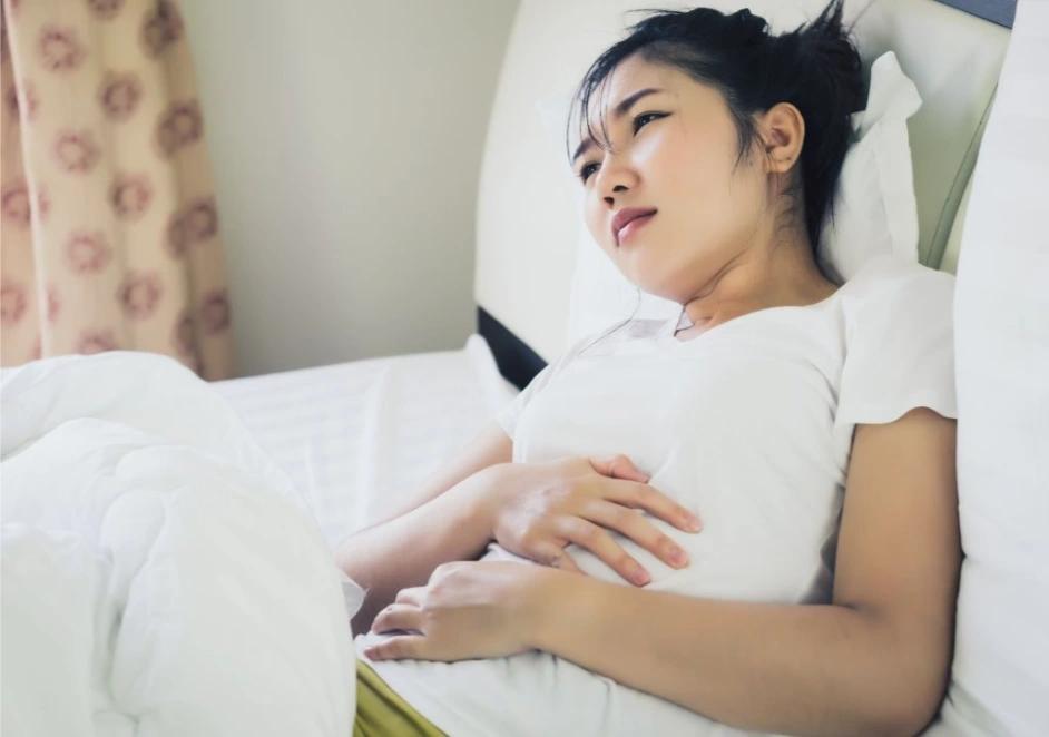 Hình ảnh ngừoi phụ nữ đau bụng kinh