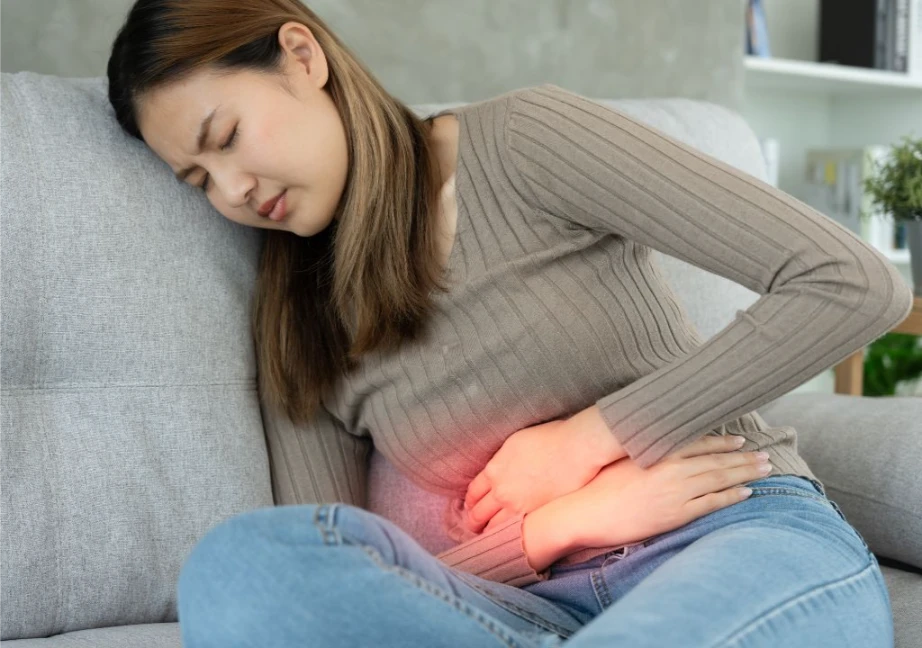 Người phụ nữ bị đau bụng