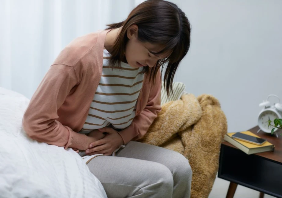 Người phụ nữ bị đau bụng