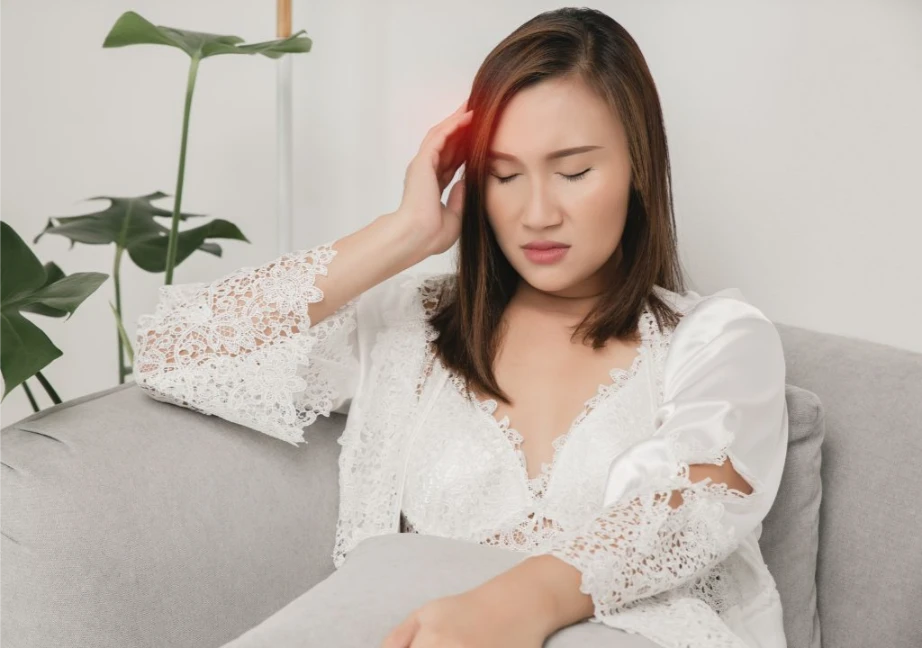 Người phụ nữ đang bị đau đầu