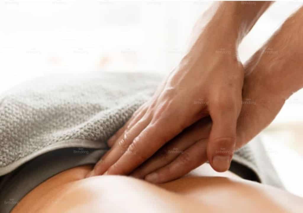 Hình ảnh người bệnh nhân đi bấm huyệt để giảm đau lưng dưới