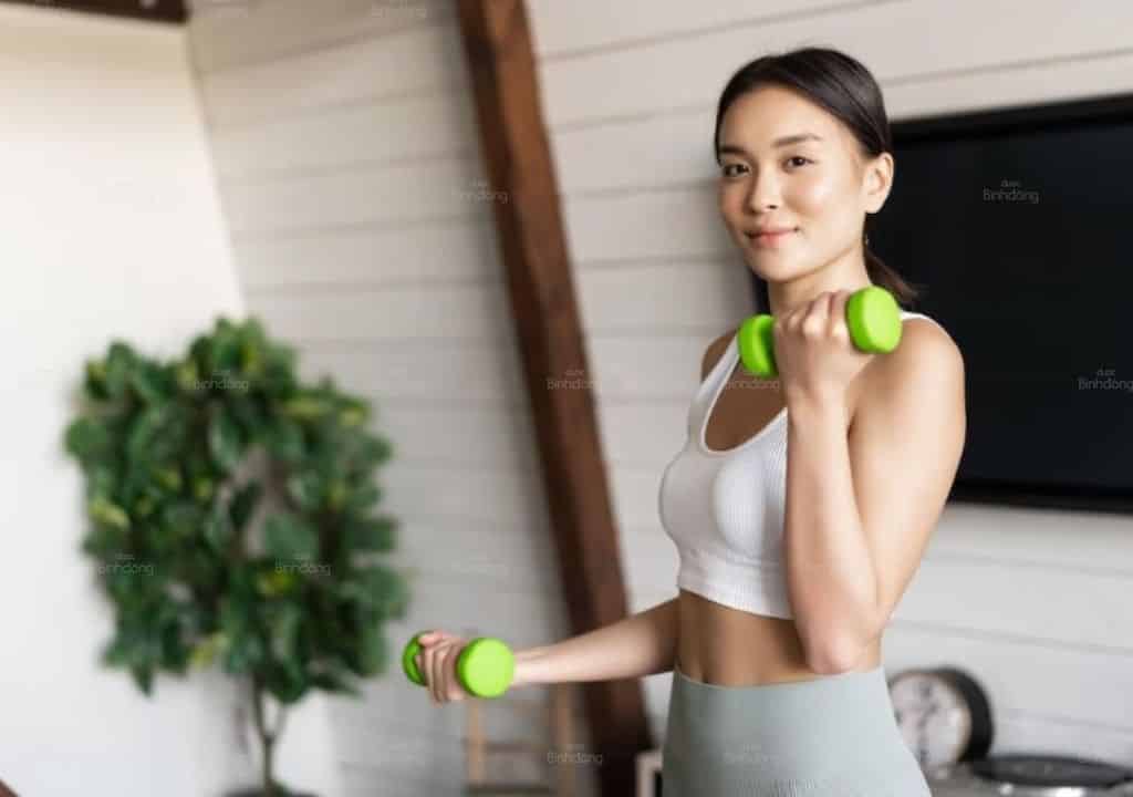 Hình ảnh người phụ nữ tập luyện thể thao thường xuyên hạn chế tình trạng sụt cân