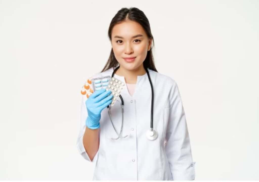 Hình ảnh bác sĩ đang giới thiệu vị thuốc điều trị mất ngủ cho bệnh nhân