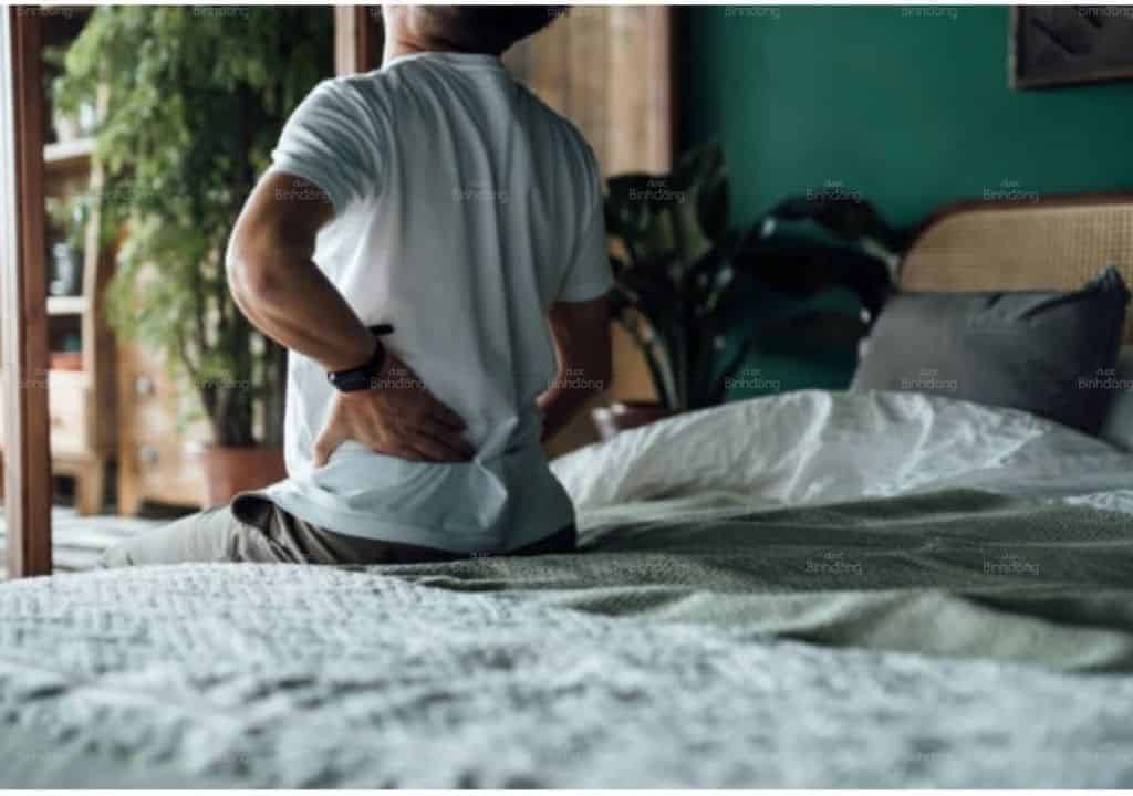 Hình ảnh người đàn ông bị đau lưng dưới chân