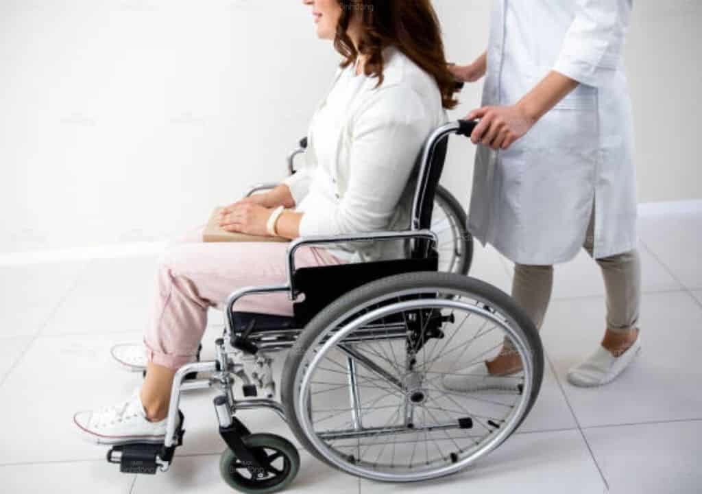 Hình ảnh người bệnh nhân phải ngồi xe lăn khi bị viêm khớp háng