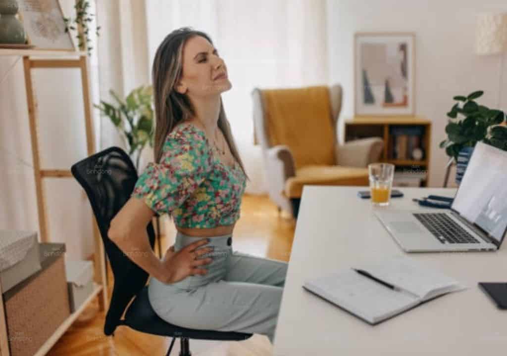 Hình ảnh người phụ nữ bị đau lưng dưới do ngồi quá lâu