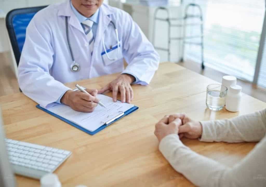 Hình ảnh về người bác sĩ đang đưa ra hướng điều trị cho bệnh nhân