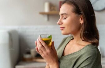 Hình ảnh người phụ nữ uống trà xanh để giảm căng thẳng