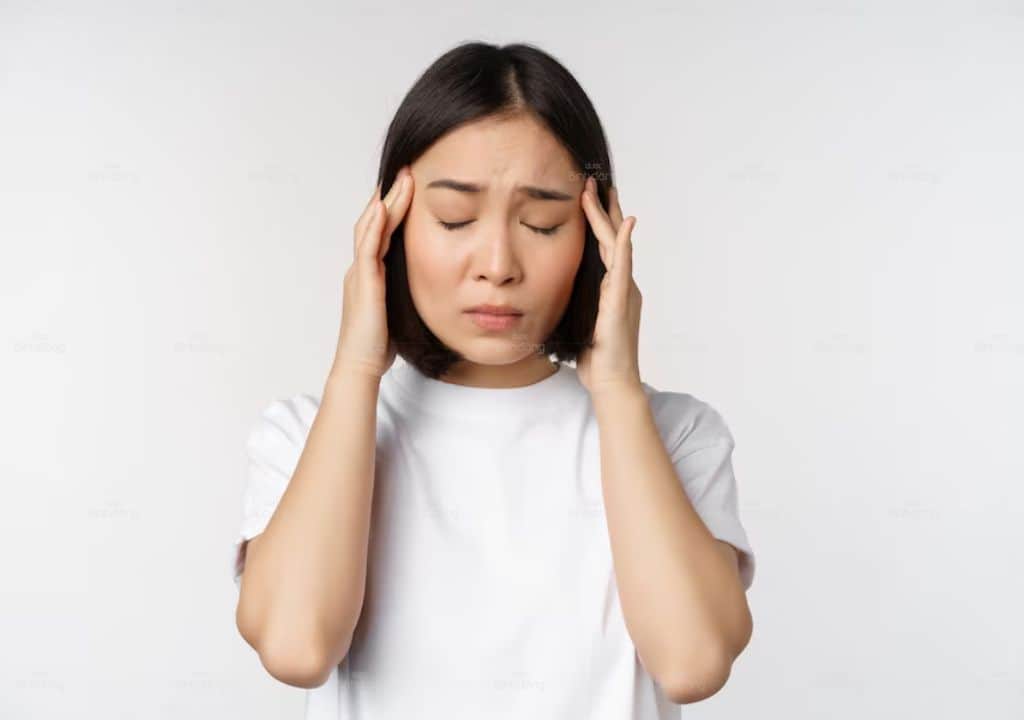 Hình ảnh người phụ nữ đang bị đau đầu
