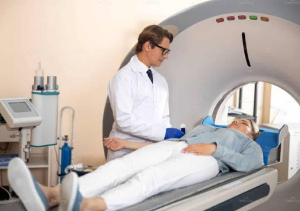 Hình ảnh bác sĩ đang chụp X quang chẩn đoán tình trạng bệnh đau lưng trên cho bệnh nhân