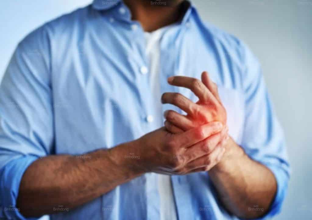 Hình ảnh người đàn ông đang xoa bóp cổ tay