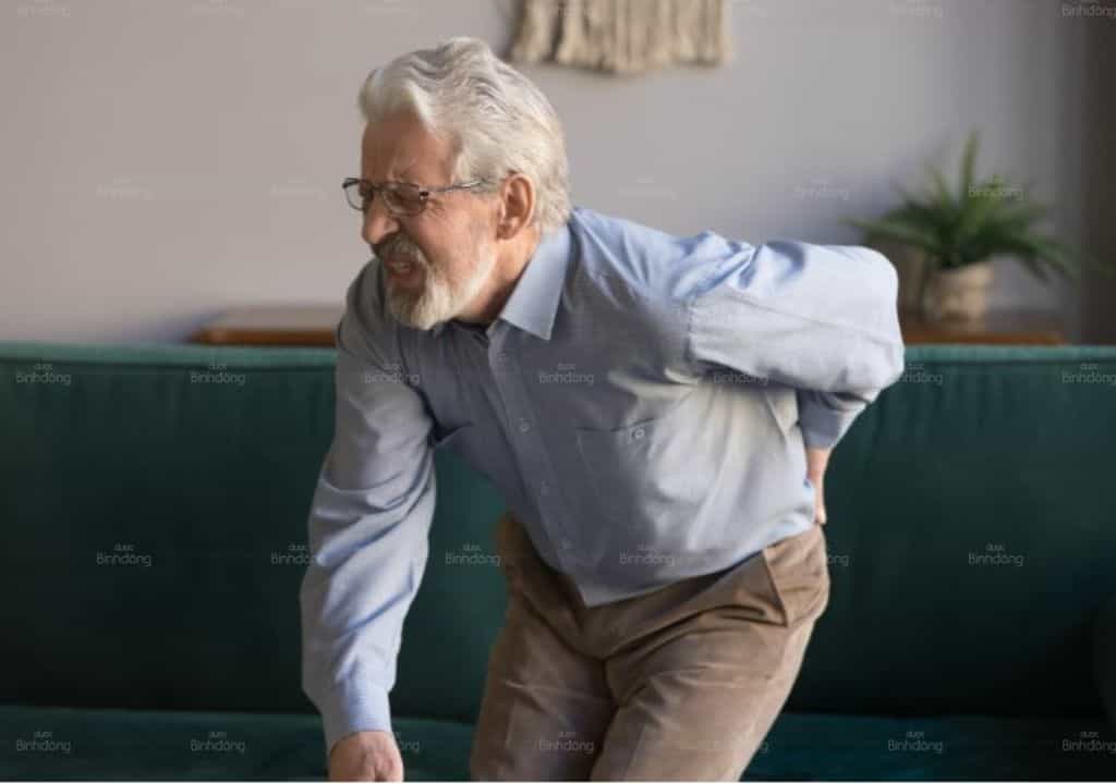 Hình ảnh người đàn ông lớn tuổi đang cảm thấy khó chịu do tình trạng đau lưng