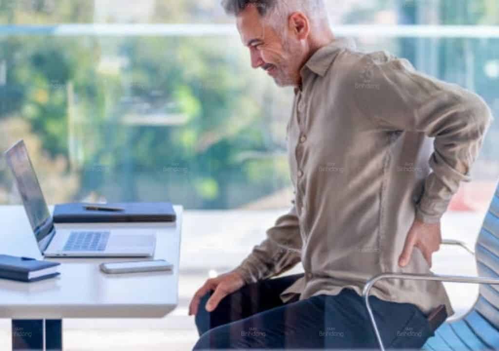 Hình ảnh người đàn ông đang bị đau lưng