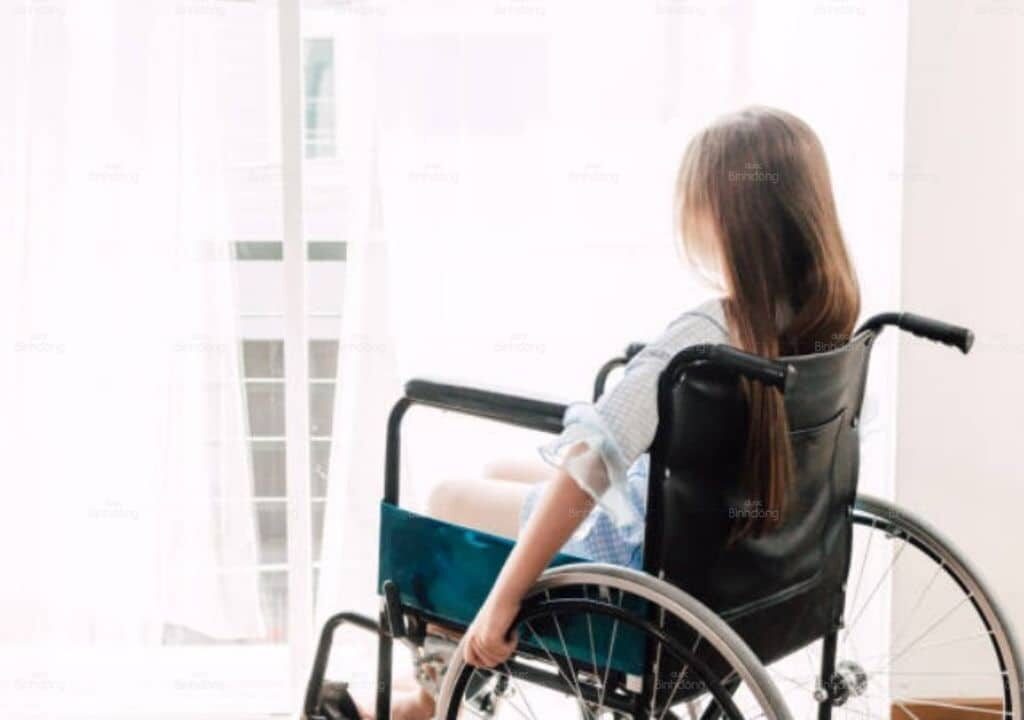 Hình ảnh người phụ nữ bị tàn phế vĩnh viễn do bị đau lưng trên