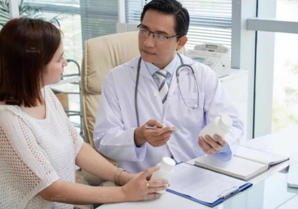 Hình ảnh người bác sĩ đang tư vấn cho bệnh nhân về tình trạng bệnh
