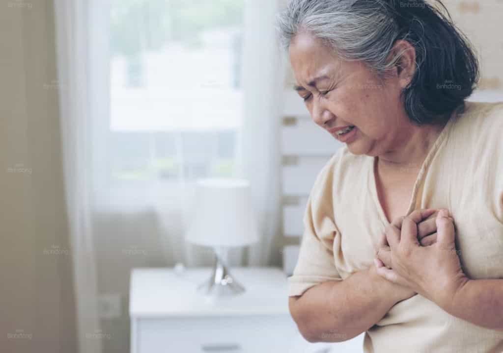 Hình ảnh người phụ nữ đang bị tức ngực dữ dội