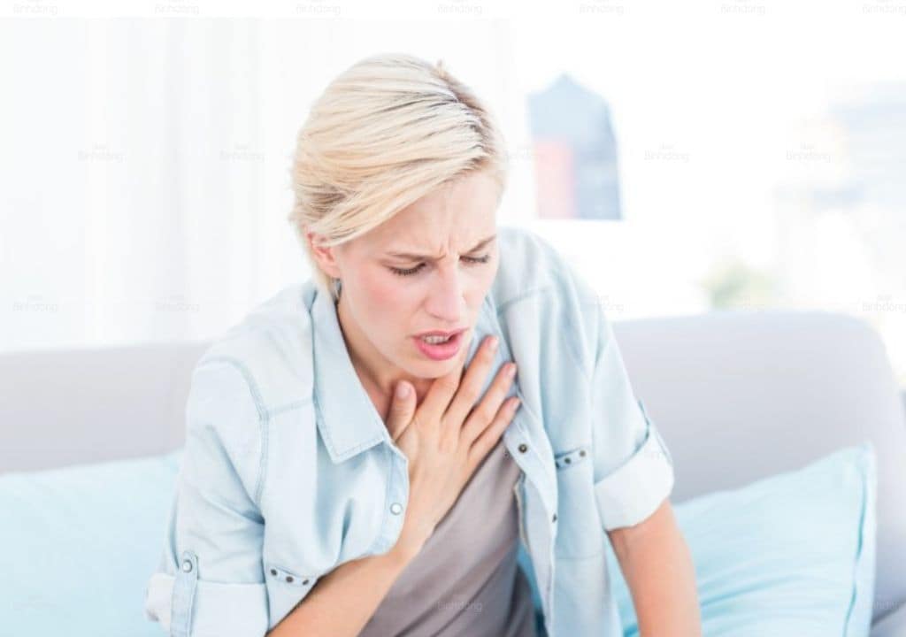 Hình ảnh người phụ nữ đang gặp vấn đề về hô hấp dẫn đến tình trạng khó thở hụt hơi