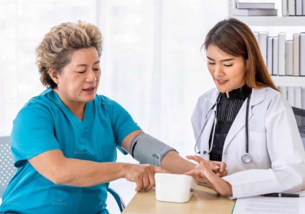 Hình ảnh bác sĩ đang thăm khám cho bệnh nhân