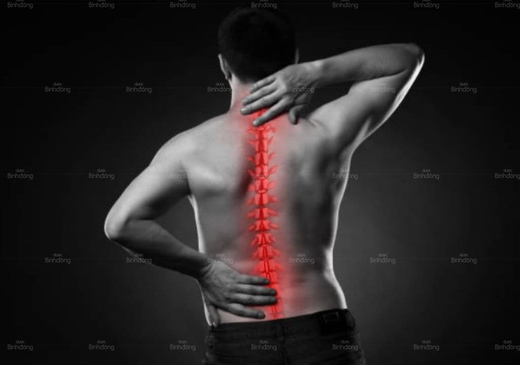 Hình ảnh người đàn ông đang bị đau vùng phía sau lưng và cảm thấy mệt mõi