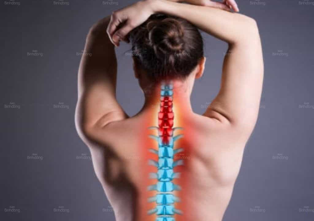 Hình ảnh bệnh nhân bị đau lưng trên và cảm thấy rất khó chịu