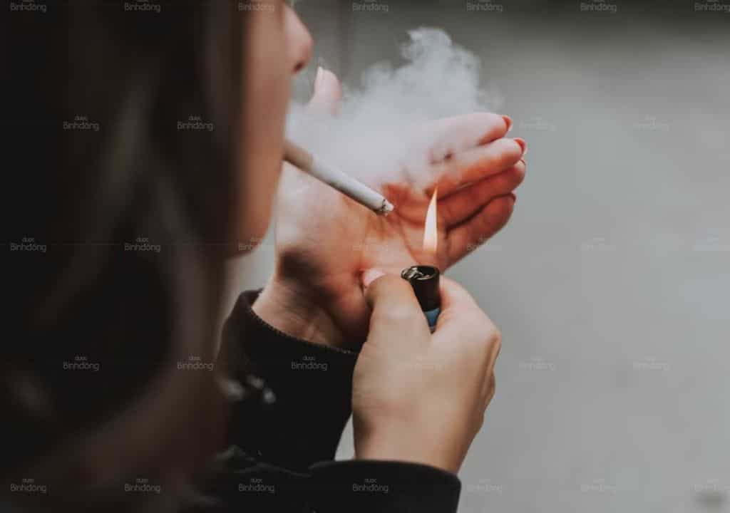 Hình ảnh trong hình mô tả người phụ nữ đang hút thuốc lá