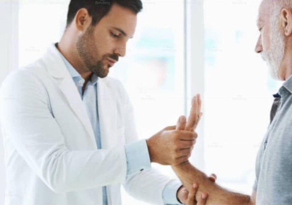 Hình ảnh bác sĩ đang tư vấn bệnh viêm khớp cho bệnh nhân