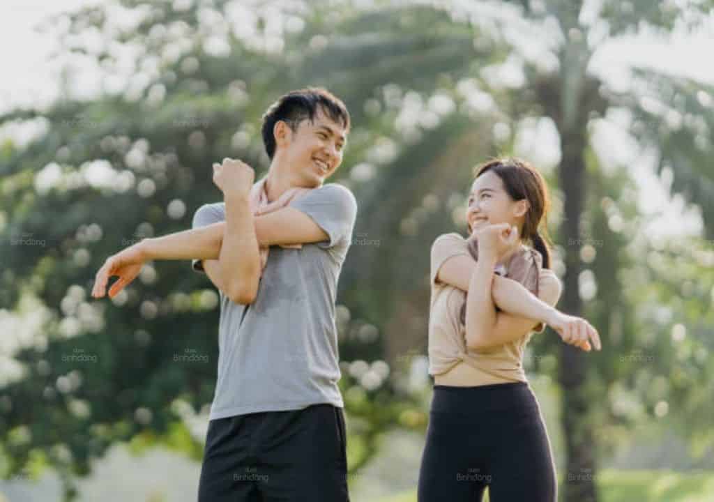 Hình ảnh 2 người bạn đang tập thể dục phòng ngừa đau lưng tay trái