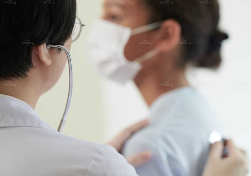 Hình ảnh bệnh nhân đang đến bệnh viện để cho bác sĩ tư vấn về tình trạng khó thở hụt hơi