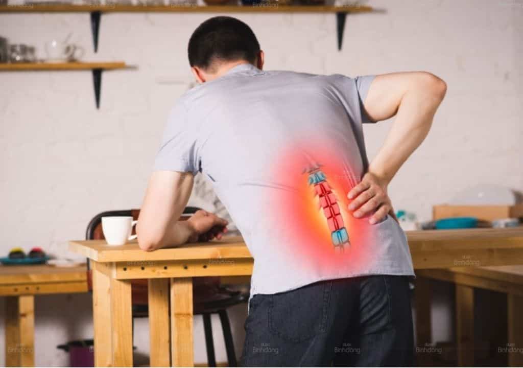 Hình ảnh người đàn ông không đứng thẳng lên được do đau lưng