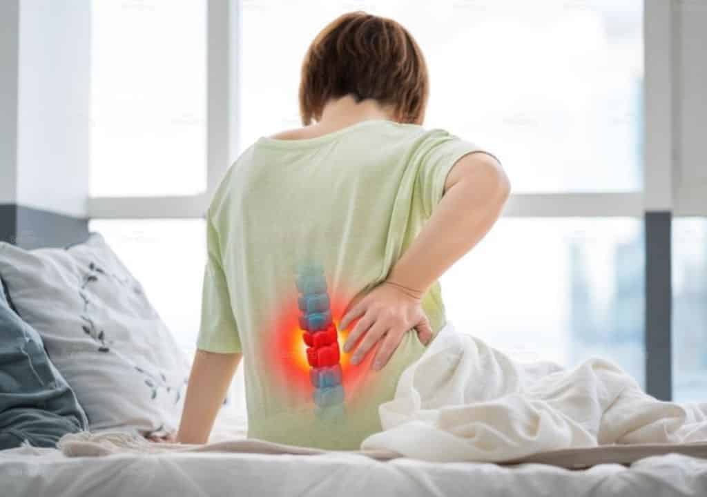 Hình ảnh người phụ nữ bị thoát vị đĩa đệm dẫn tới đau lưng giữa và cảm thấy không thoải mái