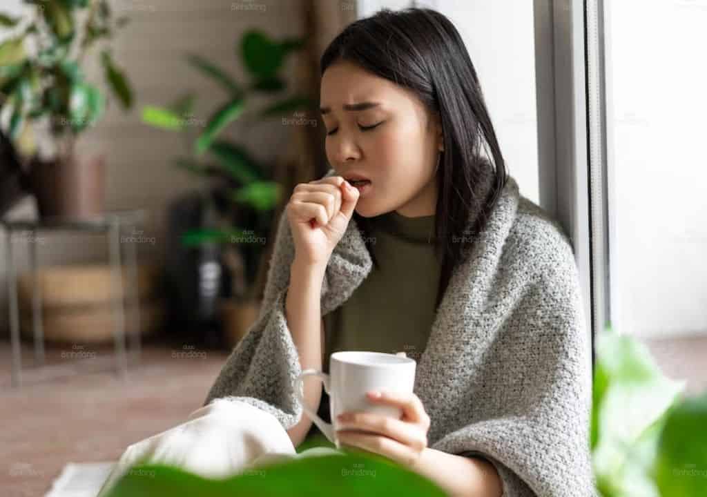 Hình ảnh người phụ nữ đang bị ho và cảm thấy rất khó chịu trong người