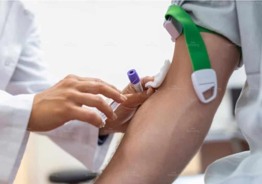 Hình ảnh bác sĩ đang thực hiện xét nghiệm cho bệnh nhân