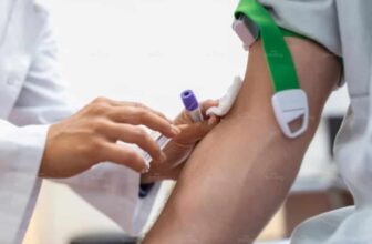 Hình ảnh bác sĩ đang thực hiện xét nghiệm cho bệnh nhân