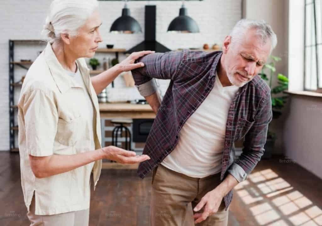 Hình ảnh 2 người lớn tuổi đang bị đau nhức xương khớp do dấu hiệu của tuổi già