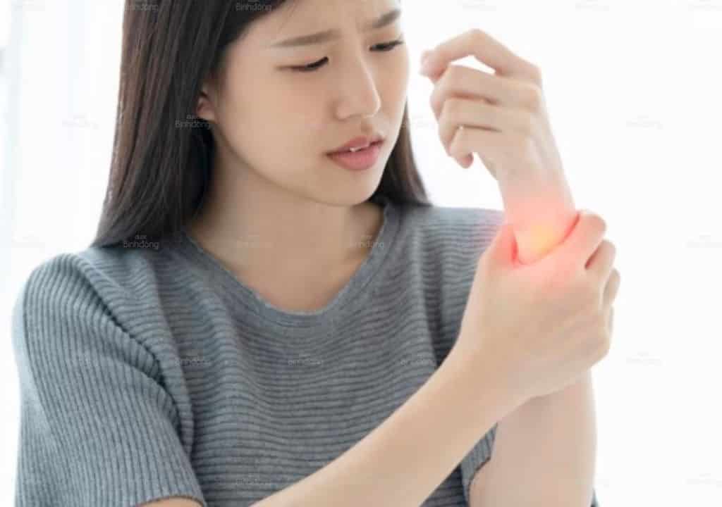 Hình ảnh người phụ nữ bị đau nhức cổ tay