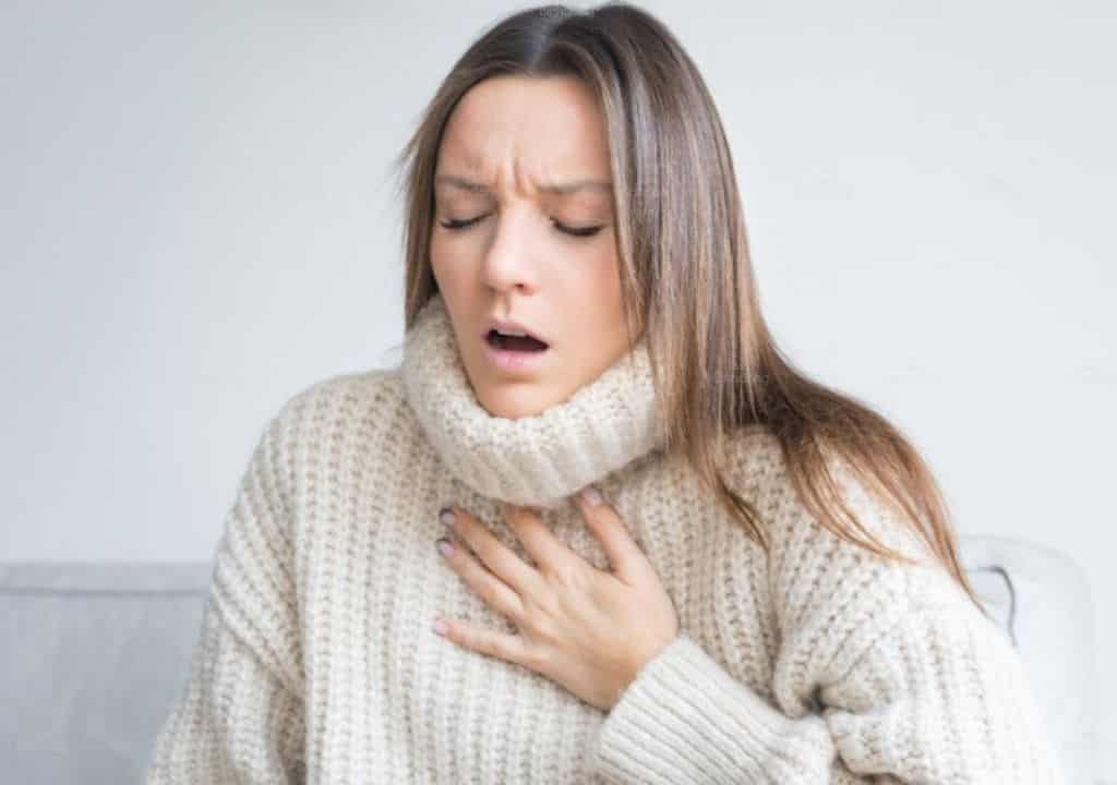 Hình ảnh người phụ nữ này bị viêm phổi dẫn đến tình trạng khó thở hụt hơi