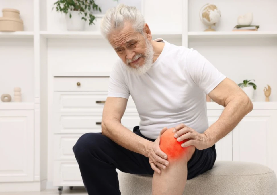 Hình ảnh người đàn ông lớn tuổi đau xương khớp