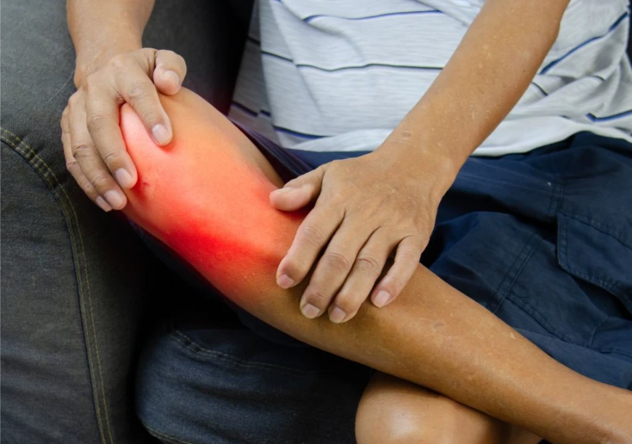 Hình ảnh người đàn ông đang bị đau nhức xương khớp dẫn nên sưng, phù nề