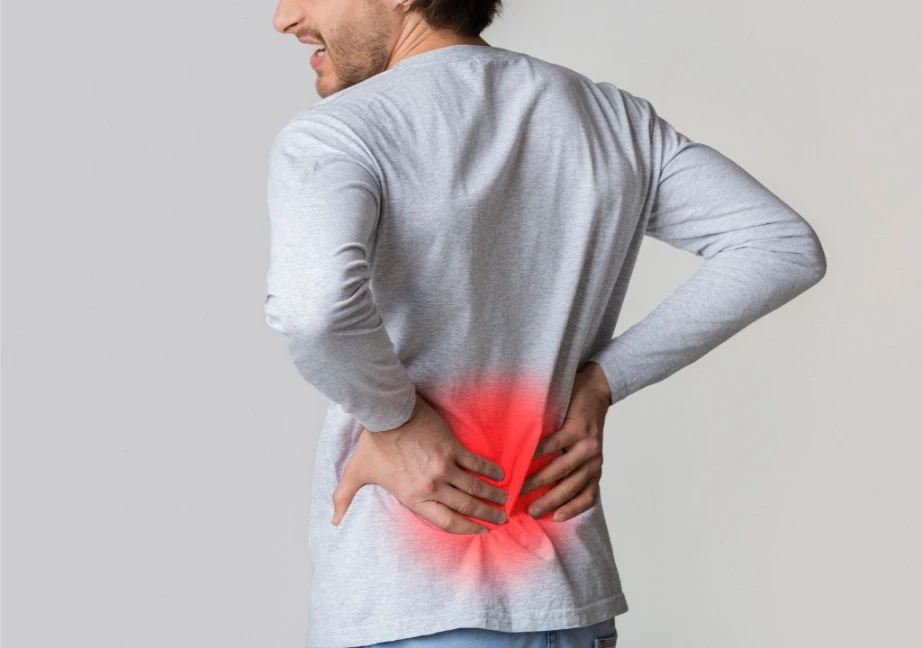 Hình ảnh người đàn ông đang cảm thấy khó chịu do tình trạng thận hư