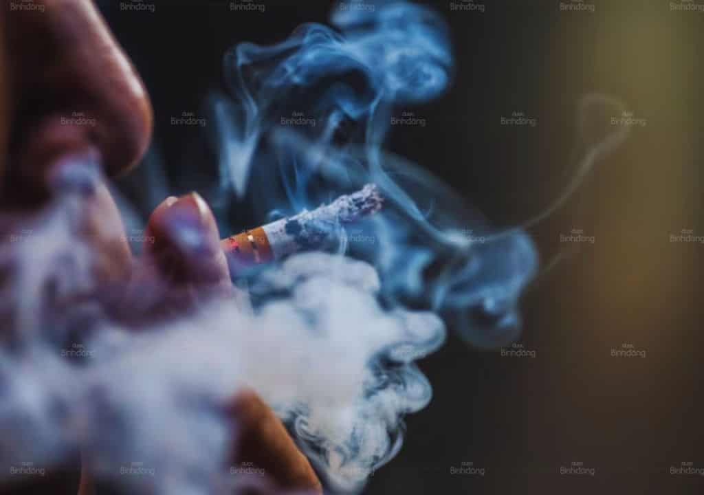Hình ảnh về người đàn ông đang hút thuốc dẫn tới nguy cơ bị phổi tắc nghẽn