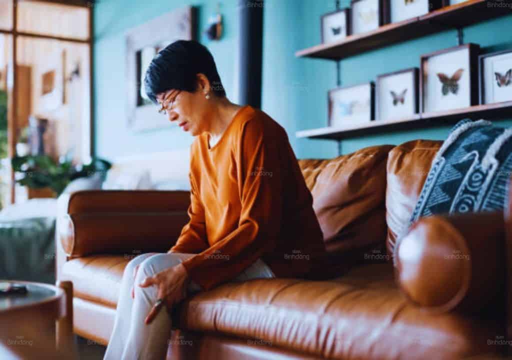 Hình ảnh người phụ nữ đang bị mỏi gối