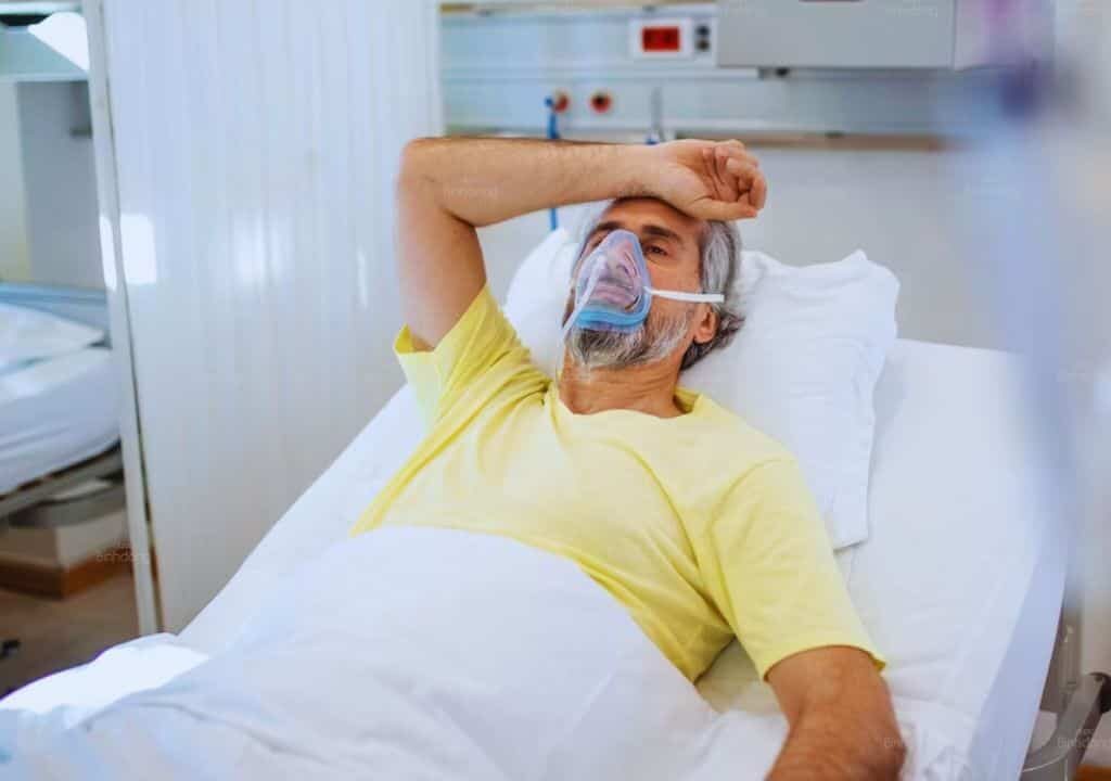 Hình ảnh người đàn ông đang thở oxy
