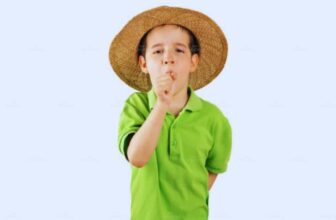 Hình ảnh cậu bé đang bị ho